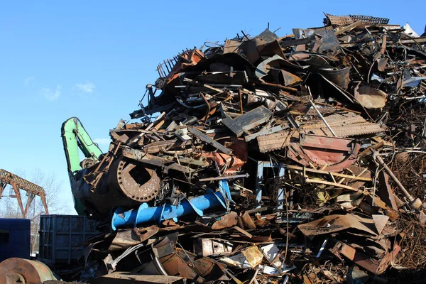 Dağ hurda metal mavi gökyüzü.