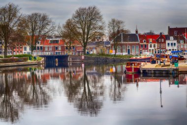 Haarlem, Hollanda Caddesi ve kanal görünümünde