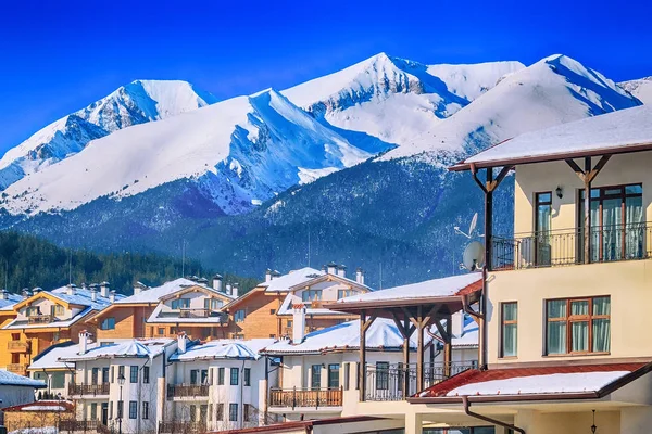 Hus och bergen panorama i Bansko, Bulgarien — Stockfoto