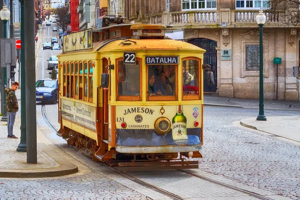 Oporto, Portugal tranvía vintage amarillo — Foto de Stock