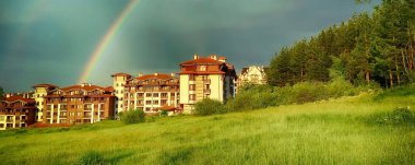 Bansko, Bulgaristan, evler ve gökkuşağı