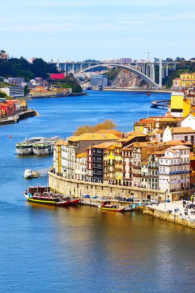 Porto, Portekiz Douro nehri ile eski kasaba manzarası