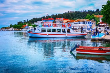 Yunanistan, Thasos bağlantı noktası ile tekneler ve Gezinti görünümü