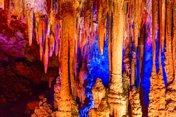 Oświetlona jaskinia stalaktytów i stalagmitów — Zdjęcie stockowe