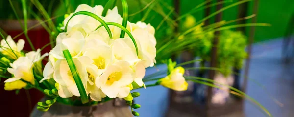 Composição de flor de alstroemeria amarela — Fotografia de Stock