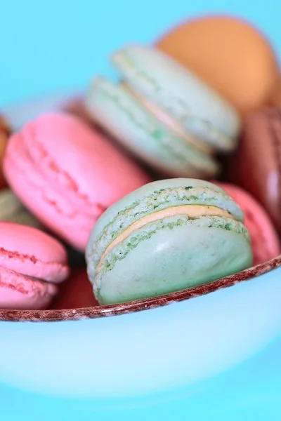 Macaron bolo ou macaroon em fundo turquesa — Fotografia de Stock