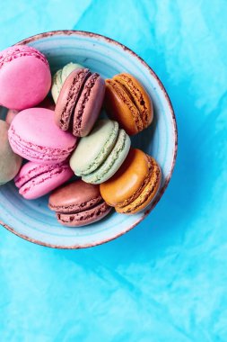 Pasta macaron veya acıbadem kurabiyesi kase üstten görünüm