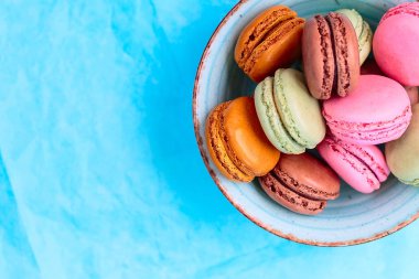 Pasta macaron veya acıbadem kurabiyesi kase üstten görünüm