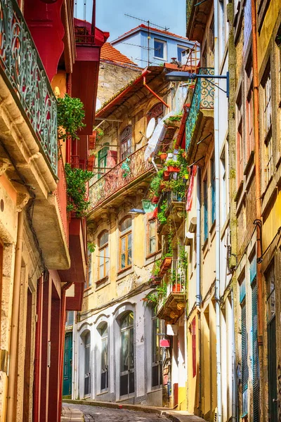 Porto, Portugalia stary miasto wąski widok na ulicę — Zdjęcie stockowe