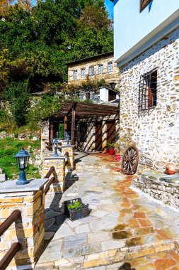 Sokak ve tipik Yunan kırsal ev duvar Makrinitsa Köyü, Pelion, Yunanistan görüntülemek