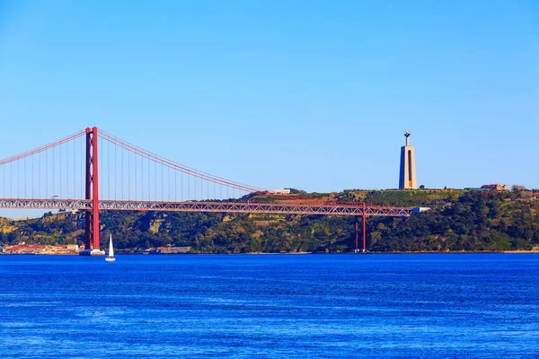 Lizbon, Portekiz River Tagus ve köprü — Stok fotoğraf