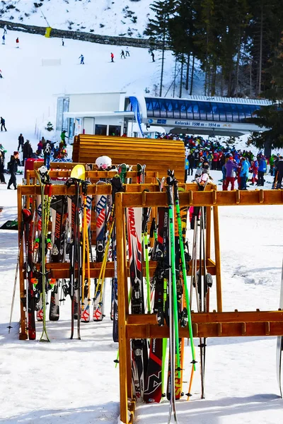 Bansko ski resort, teleférico e pessoas em declive, Bulgária — Fotografia de Stock