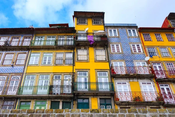 Oporto, Portugal casco antiguo coloridas casas — Foto de Stock