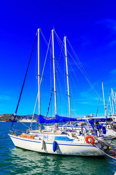 Bateau à voile amarré dans le port de Volos, Grèce — Photo