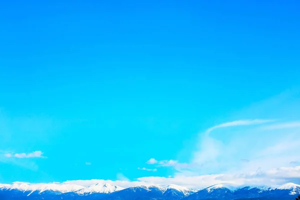 Berggipfel und blauer Himmel mit Wolken Hintergrund — Stockfoto