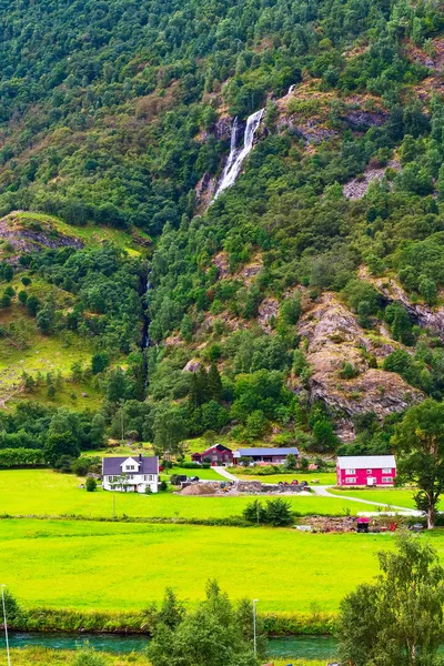 Norvegia casa di villaggio e cascata — Foto Stock