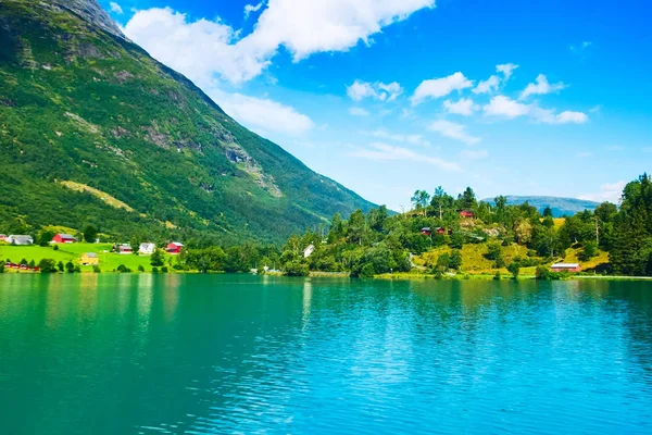 Norwegen Dorf und Fjordlandschaft — Stockfoto