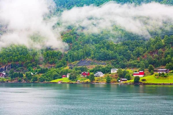 Norsko vesnice a fjord krajina u Flam — Stock fotografie