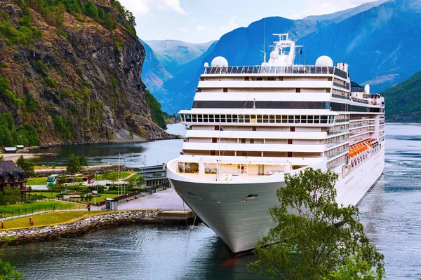 Fiordo noruego y crucero — Foto de Stock