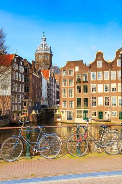 evler, kanal, köprü Amsterdam, Hollanda