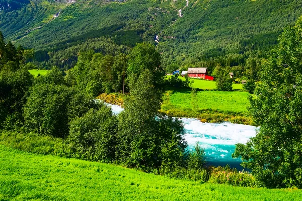 Norvegia fiume e paesaggio montano — Foto Stock