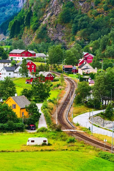 Renkli ev manzara ile Norveç köy