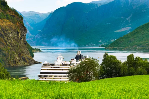 Норвежский фьорд и круизный корабль — стоковое фото