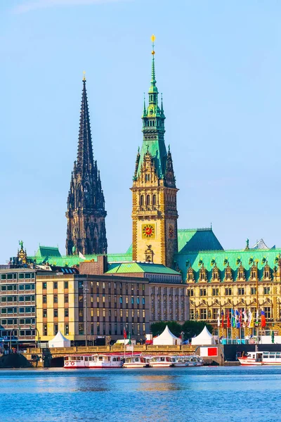 Hamburg Rathaus och Alster lake, Tyskland — Stockfoto