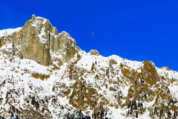 Fundo de esqui com teleférico e montanhas de neve — Fotografia de Stock