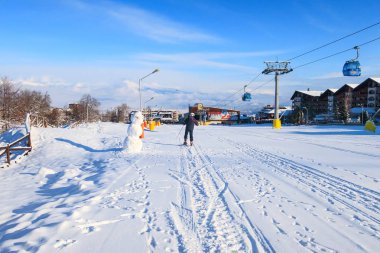 Bansko teleferik kabin ve kar tepeleri, Bulgaristan