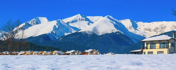 Evler ve dağlar panorama Bansko, Bulgaristan — Stok fotoğraf