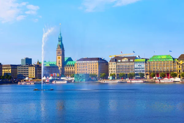 Jezioro Alster i Hamburg Rathaus, Niemcy — Zdjęcie stockowe