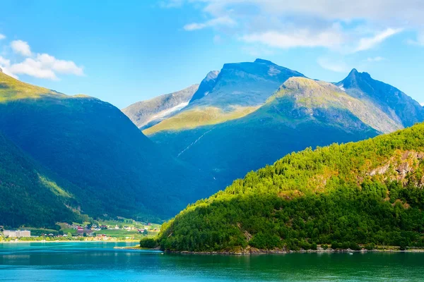 Norwegische Fjordlandschaft und hohe Berge — Stockfoto