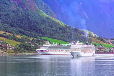 Norveç fiyort manzarası ve Olden 'deki yolcu gemileri