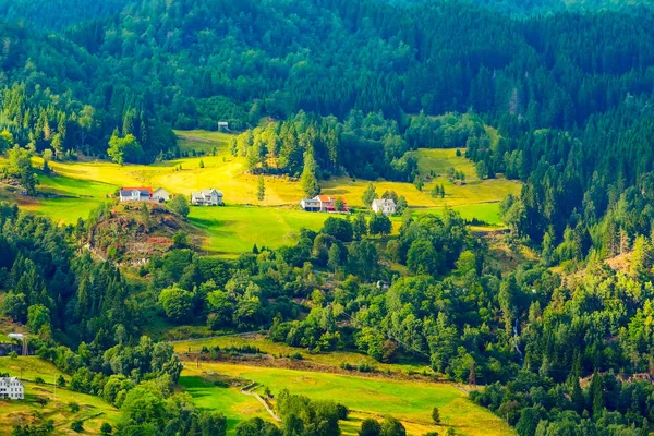 Νορβηγικό τοπίο του χωριού φιόρδ — Φωτογραφία Αρχείου