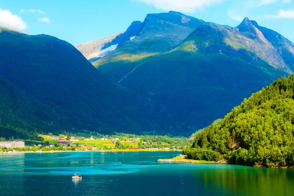 Norwegische Fjordlandschaft und hohe Berge — Stockfoto