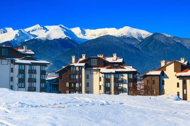 Evler ve kar dağlar panorama Bansko, Bulgaristan