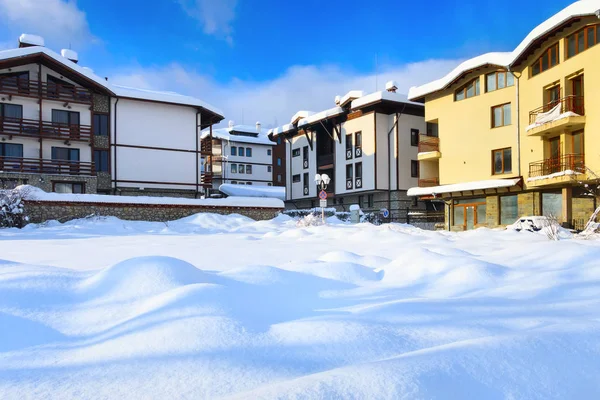 Vista de la calle de invierno de la estación de esquí Bansko, Bulgaria —  Fotos de Stock