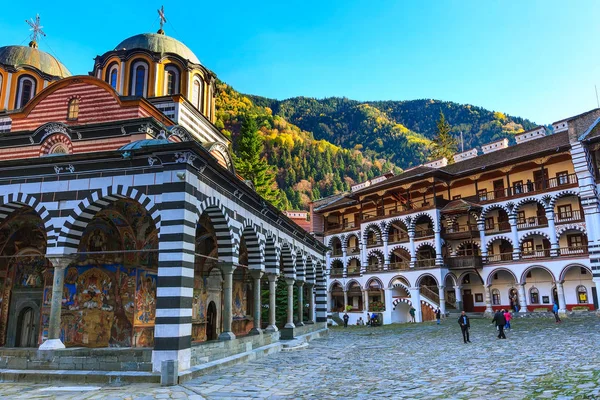 Monastero di Rila, Bulgaria e montagne autunnali — Foto Stock