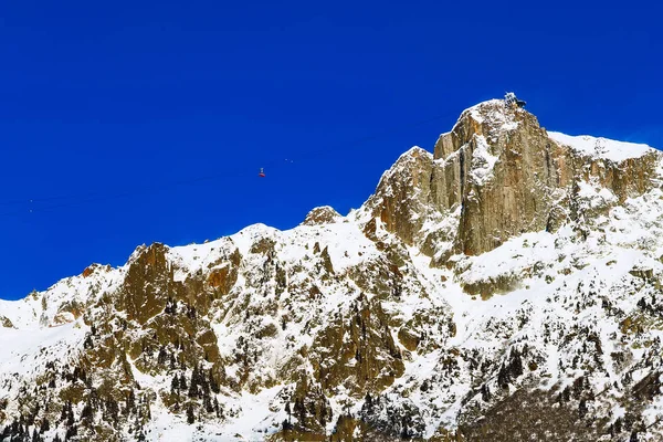 Skihintergrund mit Seilbahn und Schneebergen — Stockfoto
