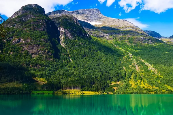 Norvégia, Olden hegyekre és a fjordra táj — Stock Fotó