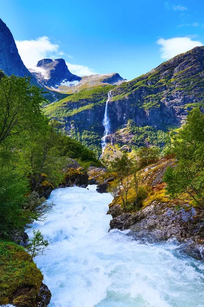 Пейзаж Рекой Возле Ледника Бриксдаль Бриксдалсбрин Олдене Норвегия Зелеными Горами — стоковое фото