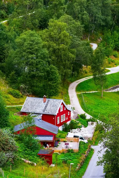 Noruega aldeia e paisagem de montanha — Fotografia de Stock