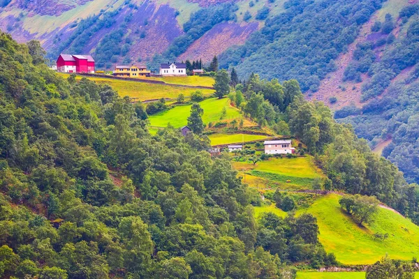 Norvegia villaggio e paesaggio montano — Foto Stock