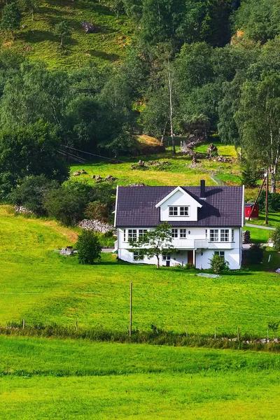 Norsko vesnice dům krajina — Stock fotografie