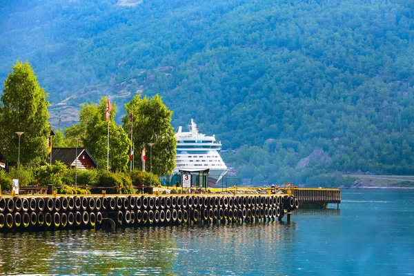 Норвежский фьорд и круизный корабль — стоковое фото