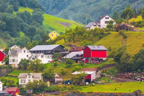 Norsko vesnice a horská krajina — Stock fotografie