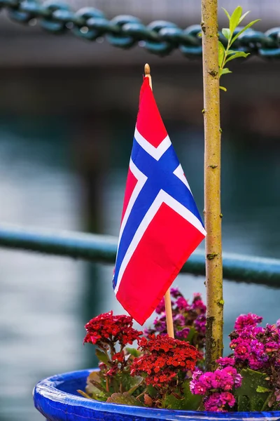 Norwegian flag and flowers