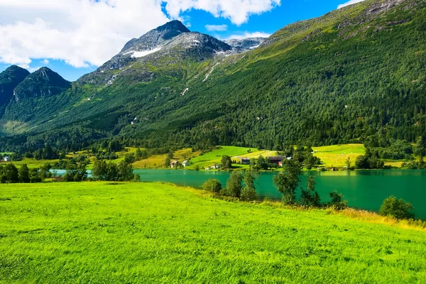 Norwegische Dorflandschaft Mit Türkisfarbenem Fjordwasser Bergen Und Bunten Häusern Olden — Stockfoto