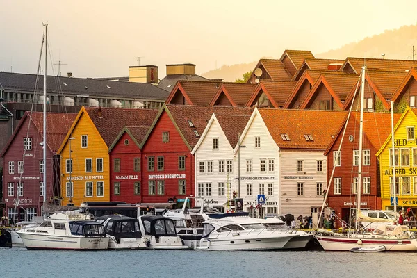 Bergen, Noruega vista do centro da cidade com Bryggen — Fotografia de Stock